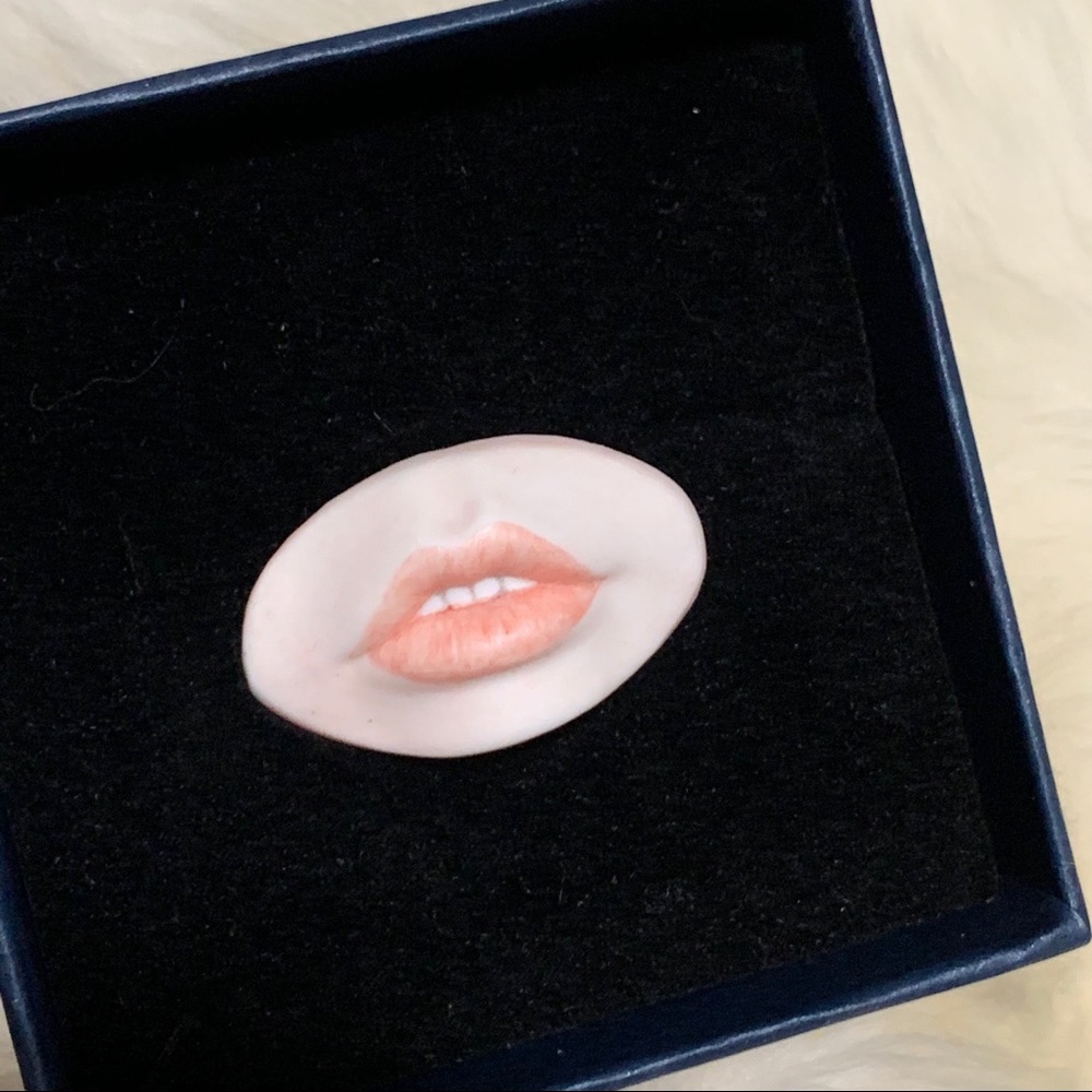 Mouth brooch